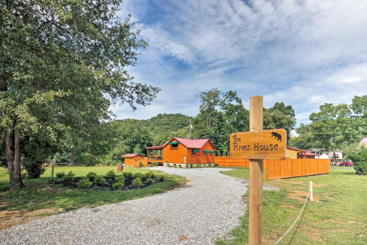 Cozy Riverfront Cabin With Private Deck And Hot Tub! Bryson City Bagian luar foto
