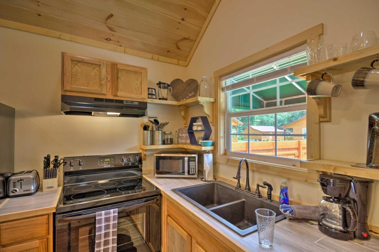 Cozy Riverfront Cabin With Private Deck And Hot Tub! Bryson City Bagian luar foto