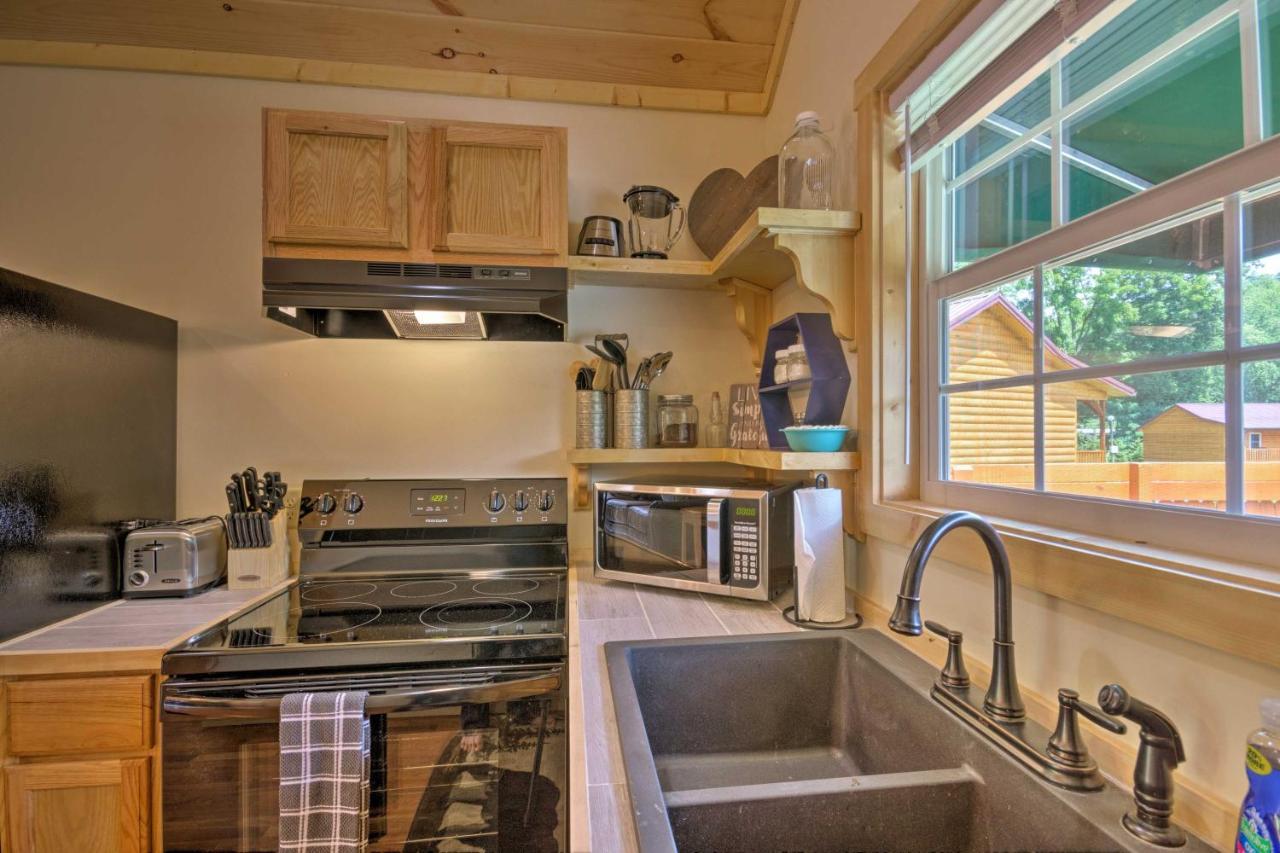Cozy Riverfront Cabin With Private Deck And Hot Tub! Bryson City Bagian luar foto