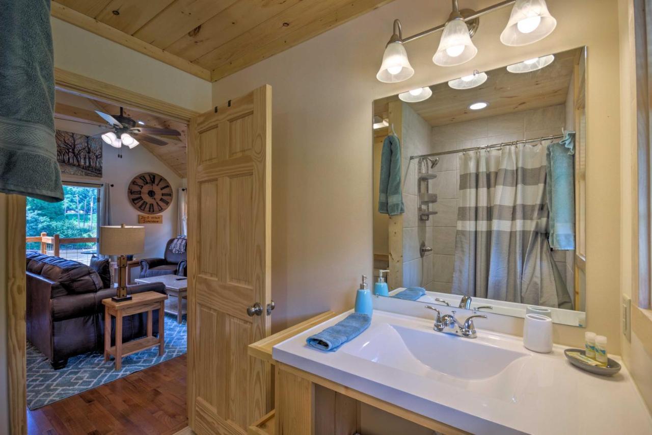 Cozy Riverfront Cabin With Private Deck And Hot Tub! Bryson City Bagian luar foto