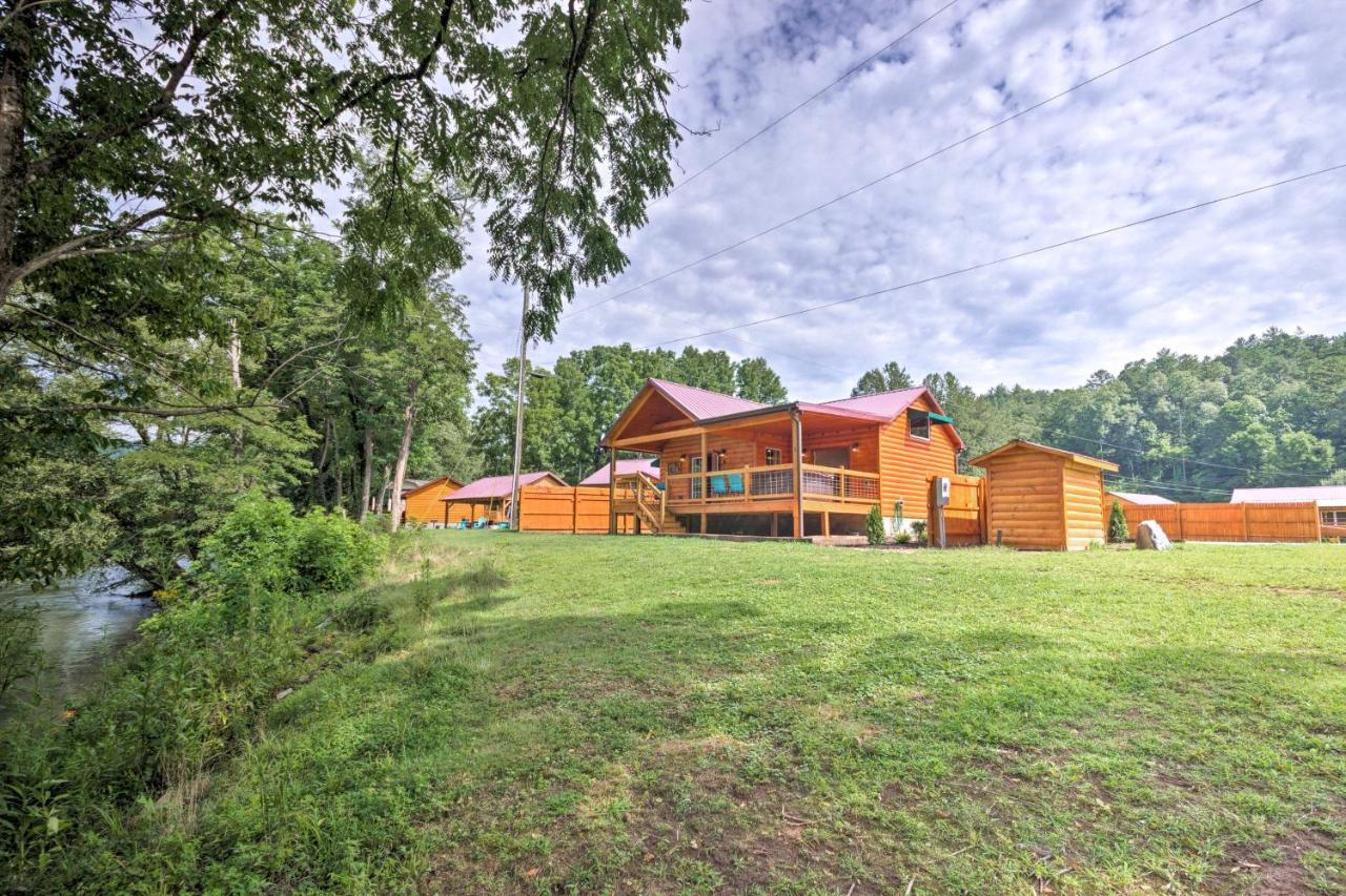 Cozy Riverfront Cabin With Private Deck And Hot Tub! Bryson City Bagian luar foto