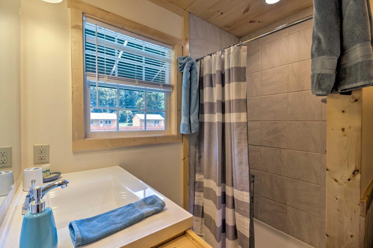 Cozy Riverfront Cabin With Private Deck And Hot Tub! Bryson City Bagian luar foto