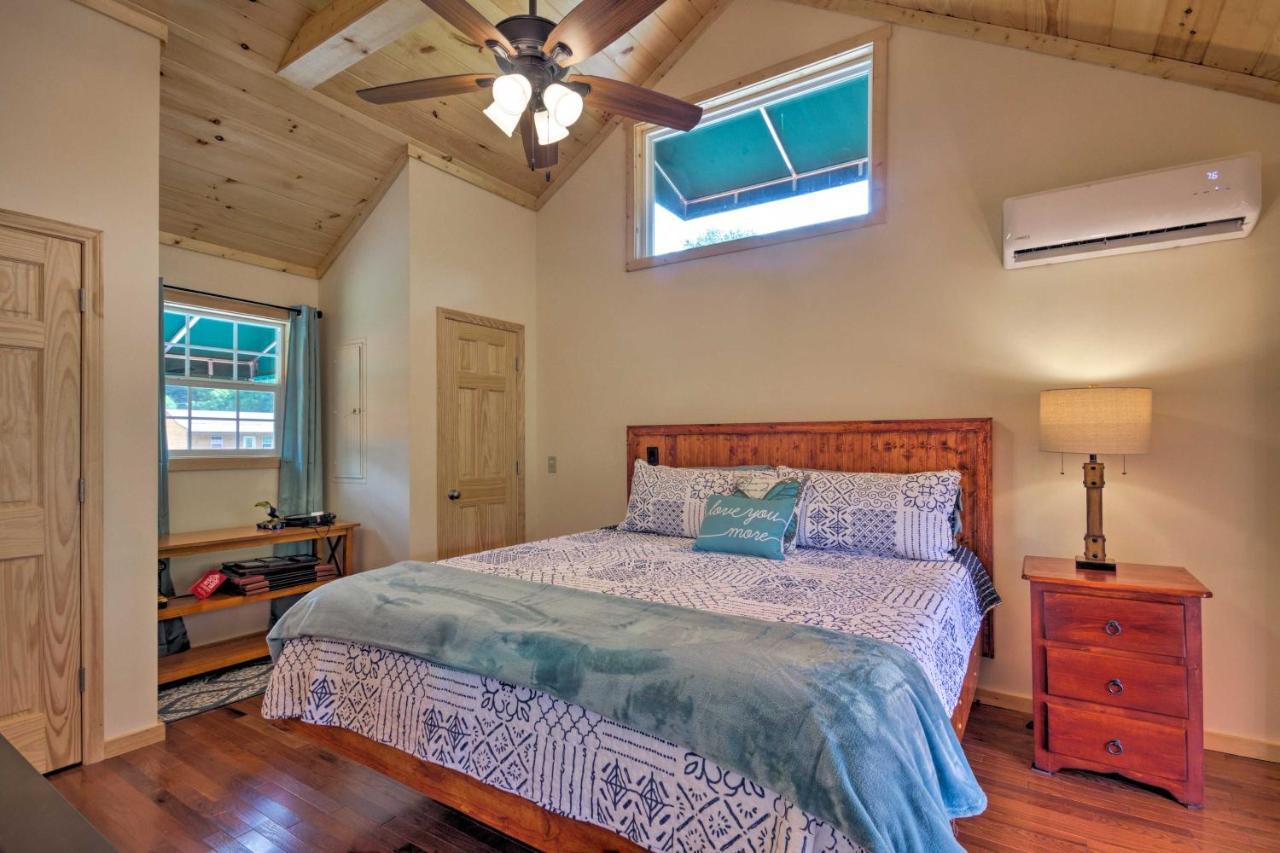 Cozy Riverfront Cabin With Private Deck And Hot Tub! Bryson City Bagian luar foto