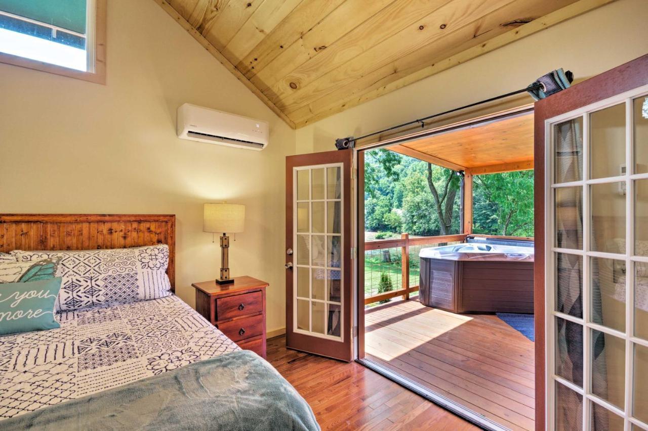 Cozy Riverfront Cabin With Private Deck And Hot Tub! Bryson City Bagian luar foto