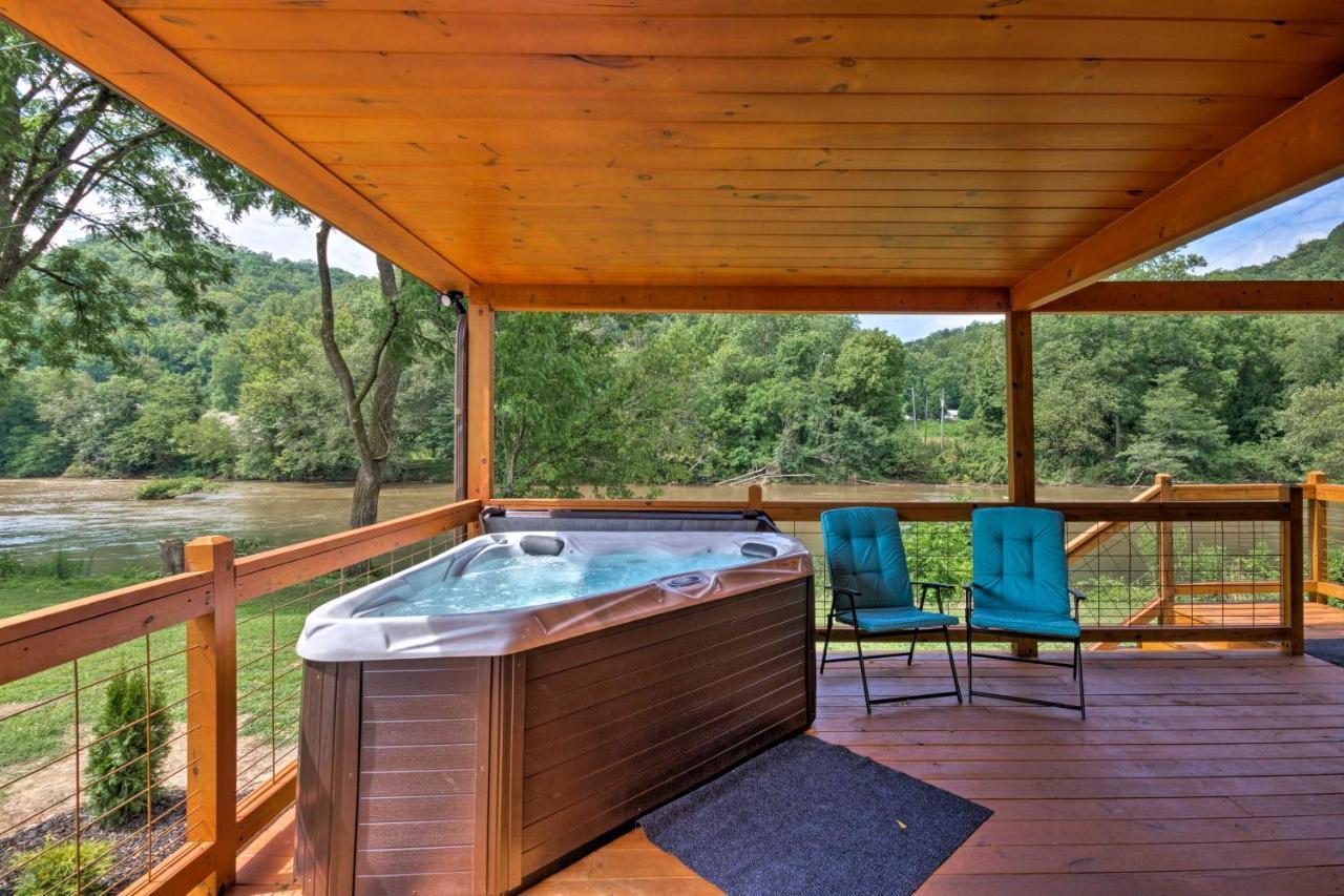Cozy Riverfront Cabin With Private Deck And Hot Tub! Bryson City Bagian luar foto