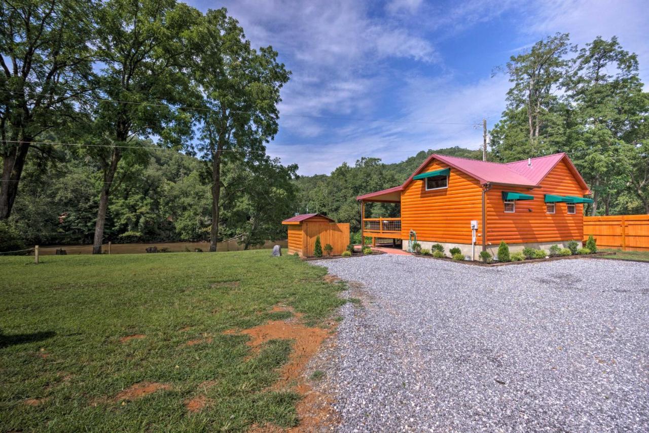 Cozy Riverfront Cabin With Private Deck And Hot Tub! Bryson City Bagian luar foto
