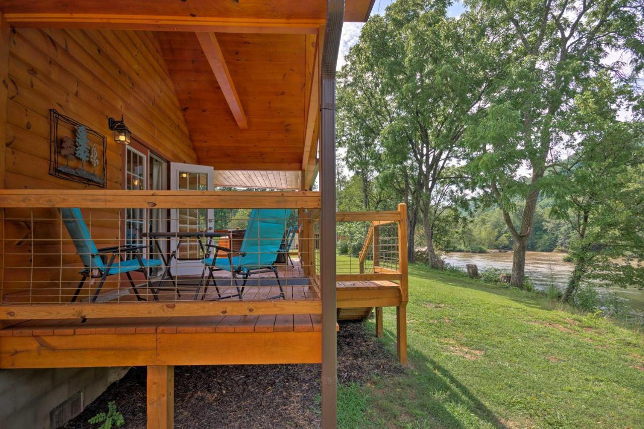 Cozy Riverfront Cabin With Private Deck And Hot Tub! Bryson City Bagian luar foto
