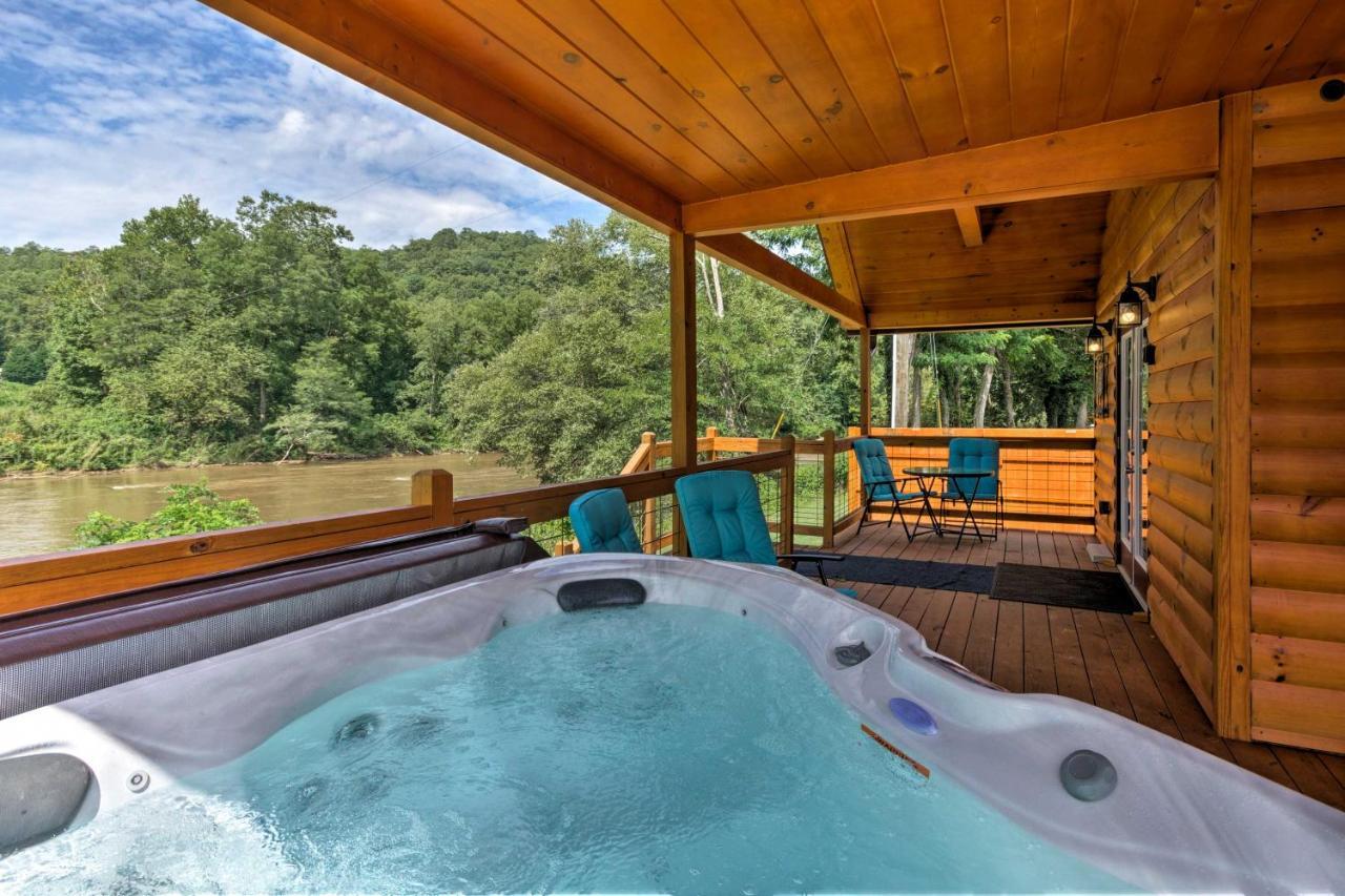 Cozy Riverfront Cabin With Private Deck And Hot Tub! Bryson City Bagian luar foto