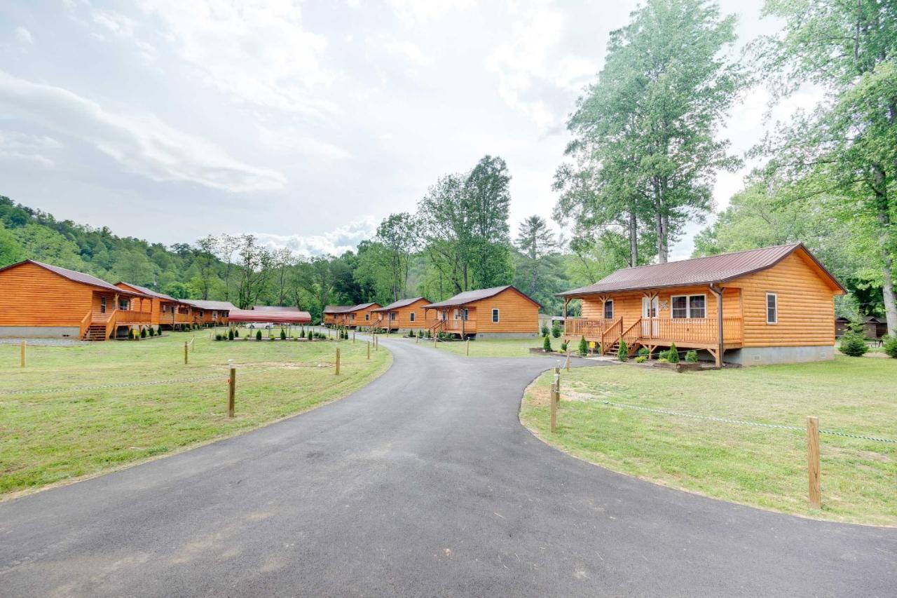 Cozy Riverfront Cabin With Private Deck And Hot Tub! Bryson City Bagian luar foto